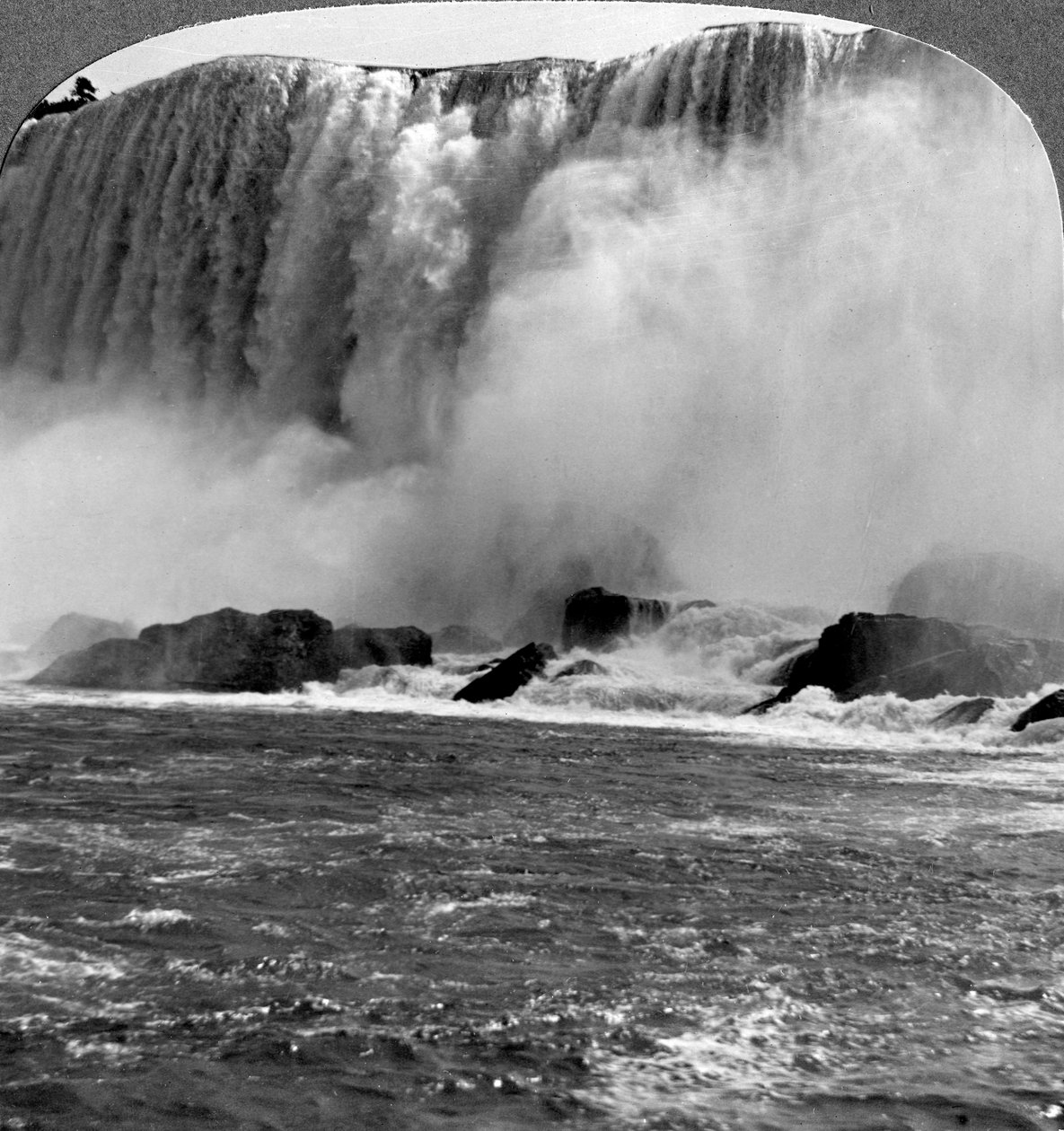 Thunder of Waters, American Falls, Niagara Falls, Nowy Jork, USA. autorstwa Realistic Travels Publishers