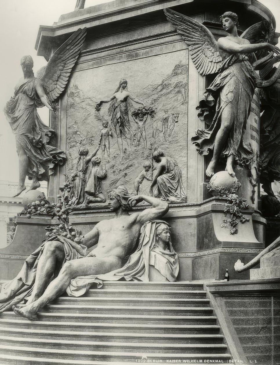 Berlin, pomnik cesarza Wilhelma I, baza autorstwa Reinhold Begas