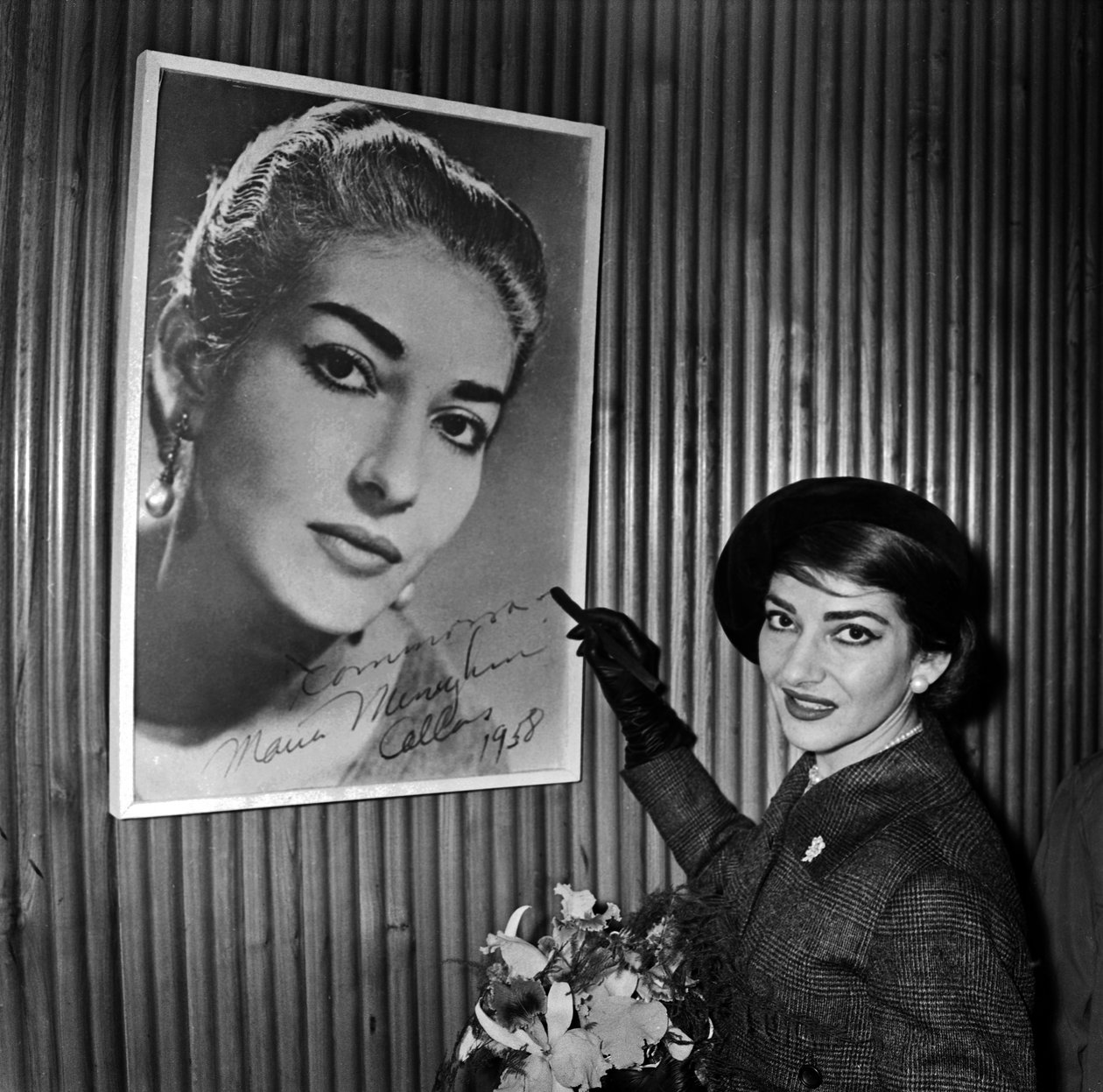 Sopranistka Maria Callas podpisuje jeden ze swoich plakatów na lotnisku Orly w Paryżu przed wylotem do Chicago 16 stycznia autorstwa René Saint Paul