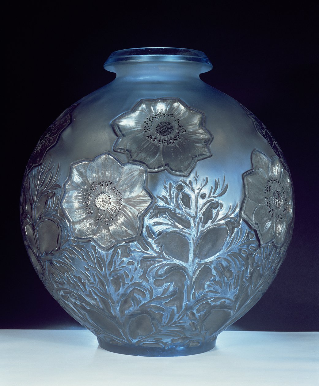 Anemones Wazon, 1913 (jasnoniebieskie i matowe szkło) autorstwa Rene Jules Lalique