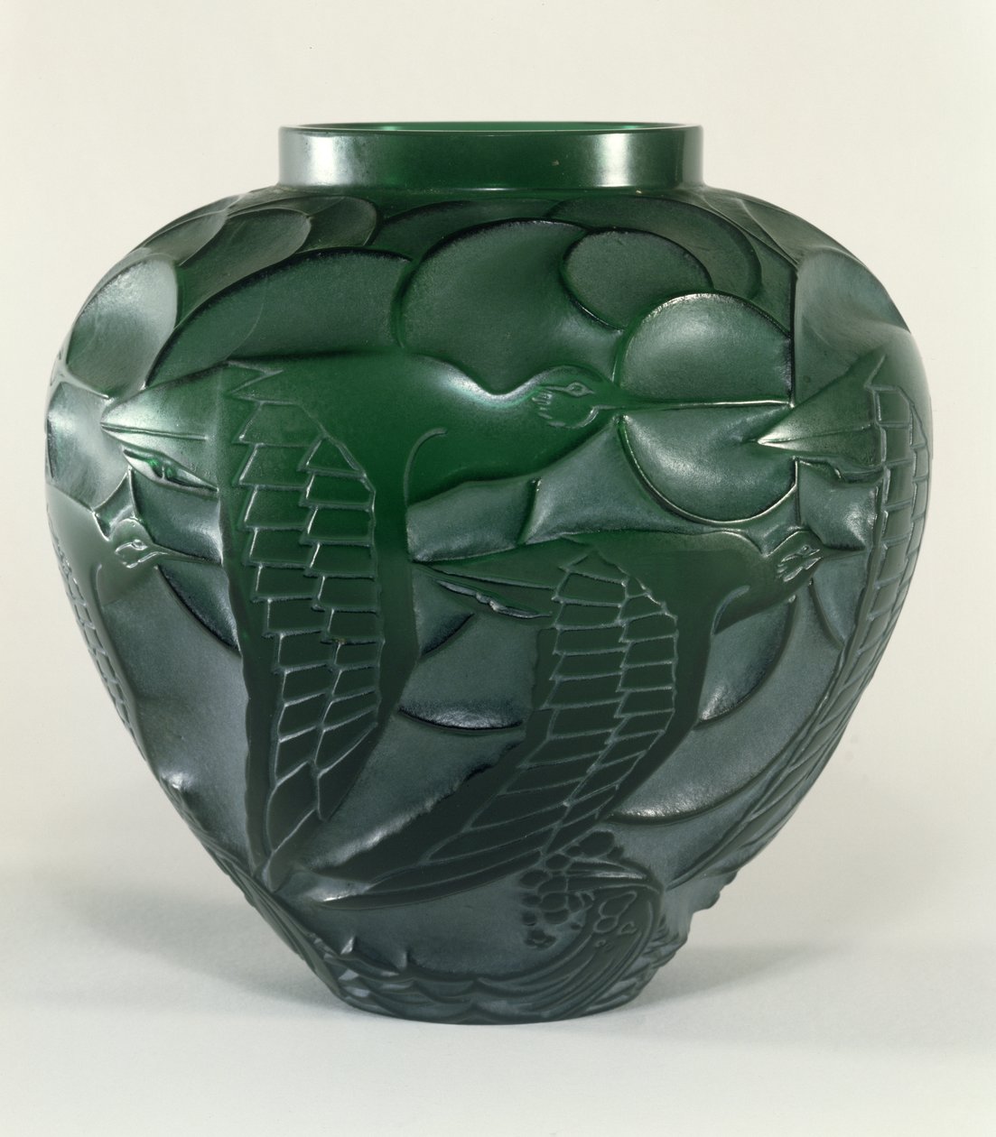 Wazon Curlew, 1931 (zielono-biała patyna na zielonym szkle) autorstwa Rene Jules Lalique