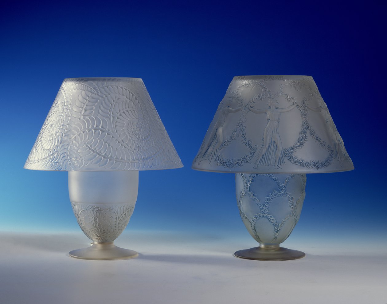 Feuillages Frosted Table Lampy (szkło) autorstwa Rene Jules Lalique