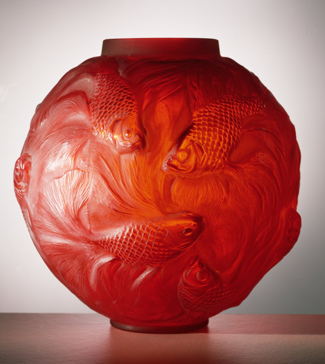 Wazon Formosa, 1924 (czerwone szkło matowe) autorstwa Rene Jules Lalique