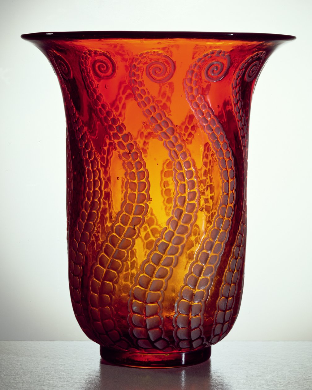 Wazon Meduzy, 1921 (szkło z ciemnego bursztynu) autorstwa Rene Jules Lalique
