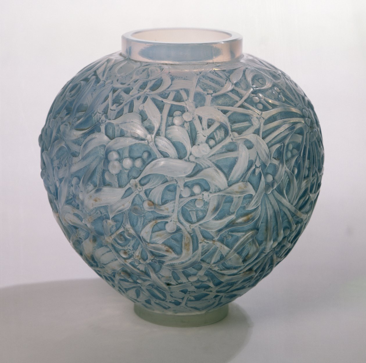 Wazon jemioła, 1920 (niebieska patyna na opalizującym szkle) autorstwa Rene Jules Lalique