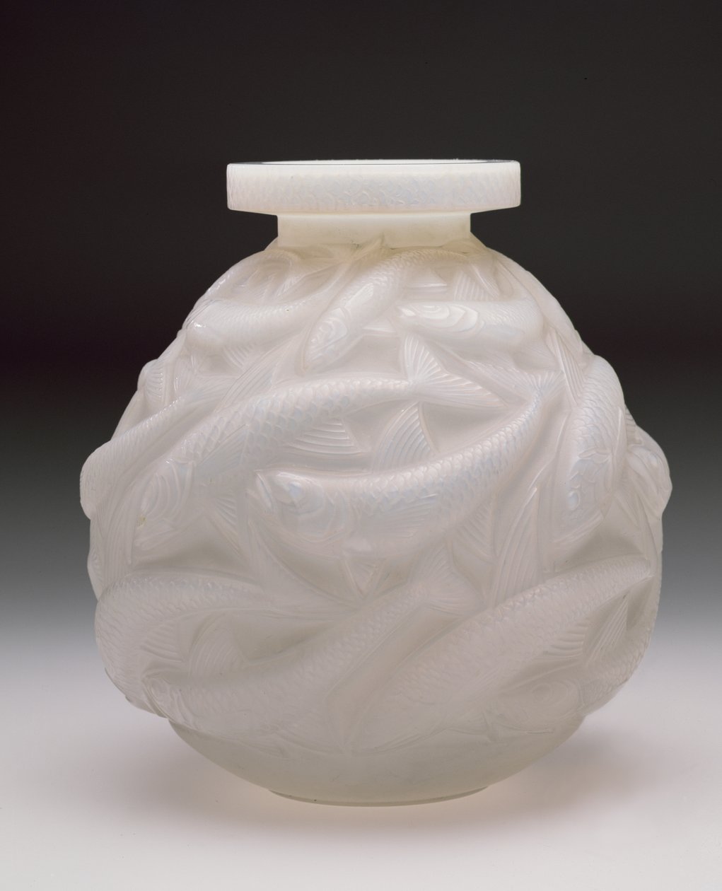 Wazon Łosoś, 1928 (białe opalizujące szkło) autorstwa Rene Jules Lalique