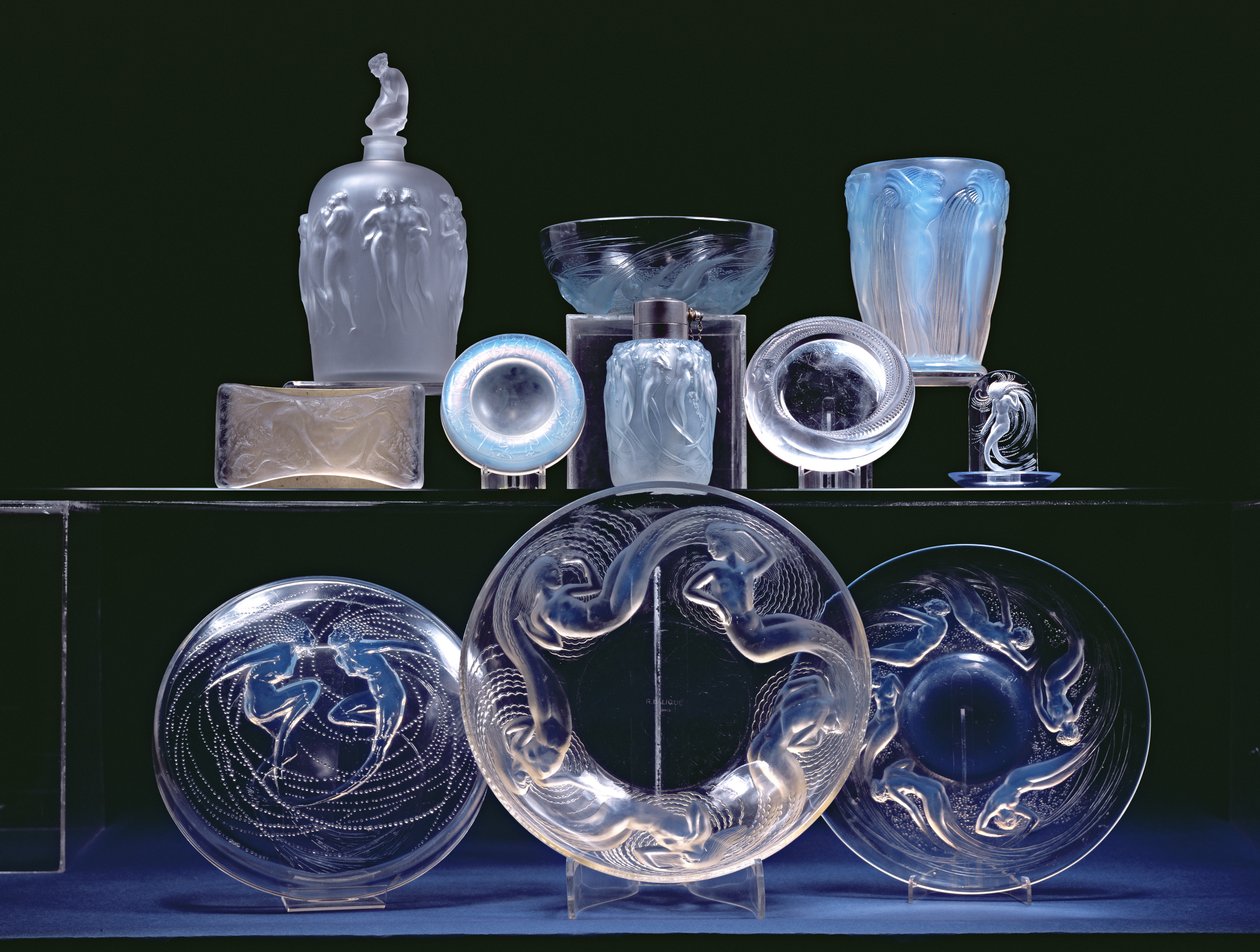 Wybór butelek, talerzy i szklanek (szkło) autorstwa Rene Jules Lalique