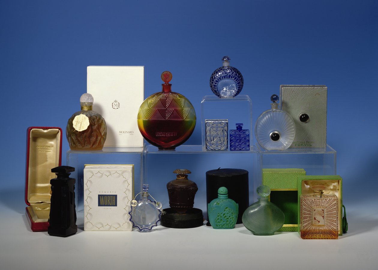 Wybór butelek zapachowych (szklanych) autorstwa Rene Jules Lalique