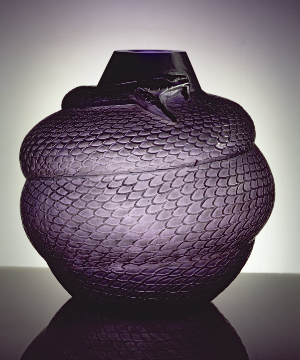 Wazon węża, 1924 (fioletowe szkło dmuchane) autorstwa Rene Jules Lalique