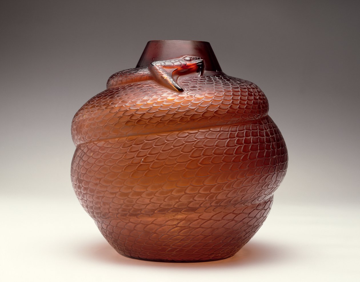 Wąż, bursztynowy szklany wazon R. Lalique, 1924 autorstwa Rene Jules Lalique