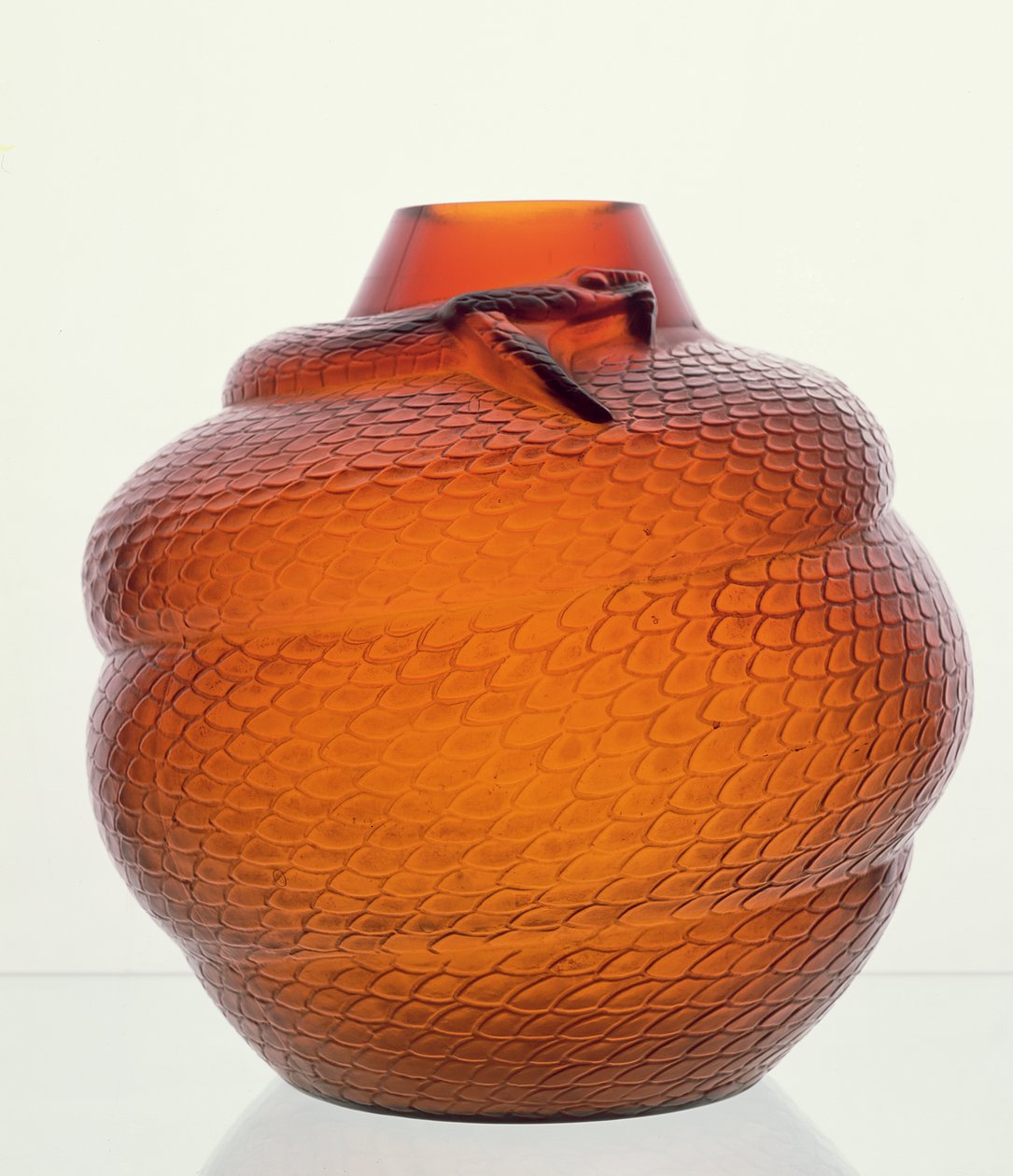 Serpent, owalny wazon z bursztynowego szkła Lalique autorstwa Rene Jules Lalique