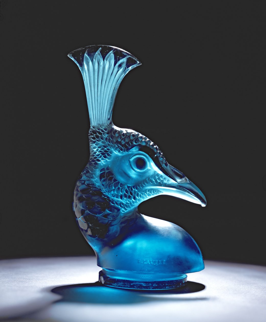Turkusowy korek do głowy pawia (szkło) autorstwa Rene Jules Lalique