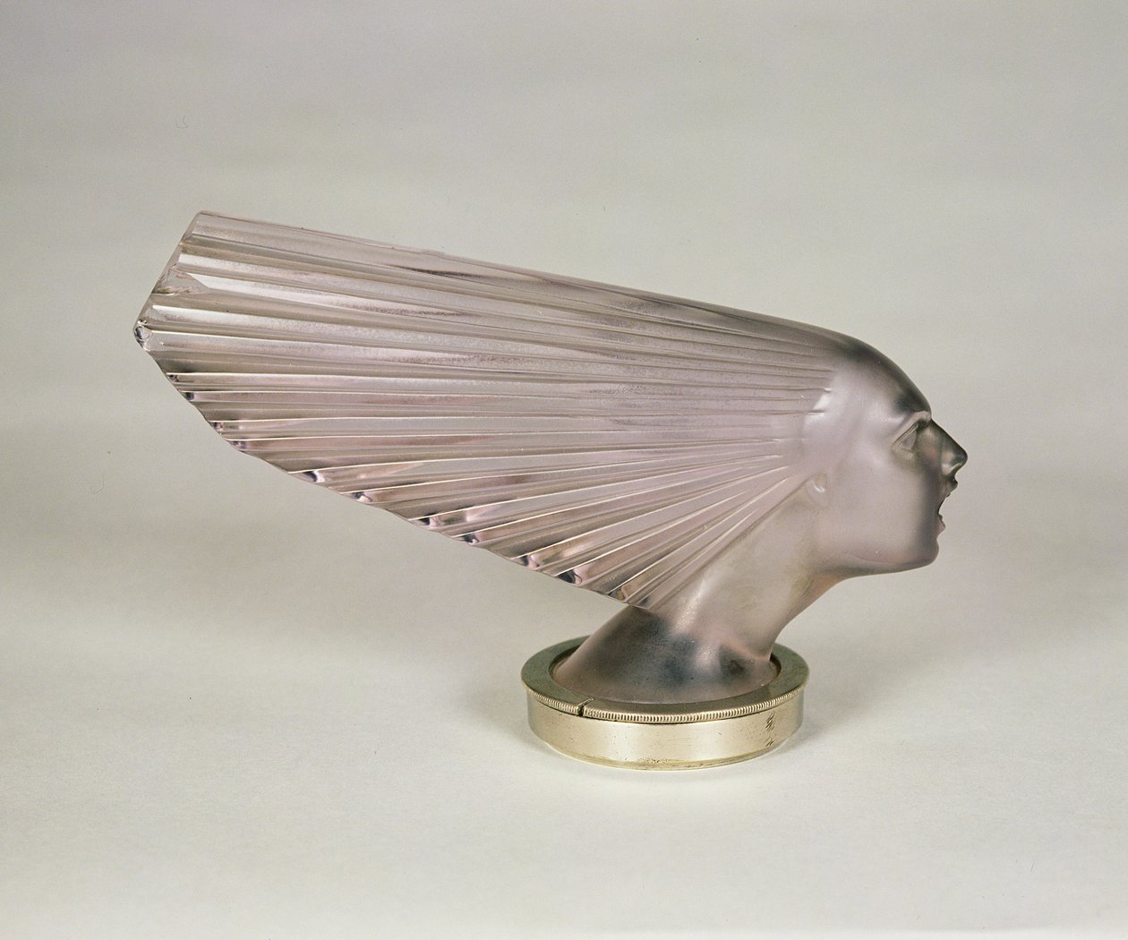 „Victoire”, Duch wiatru, maskotka samochodu z matowego i przezroczystego szkła, z jasnym ametystowym odcieniem, Rene Lalique (1860-1945) autorstwa Rene Jules Lalique