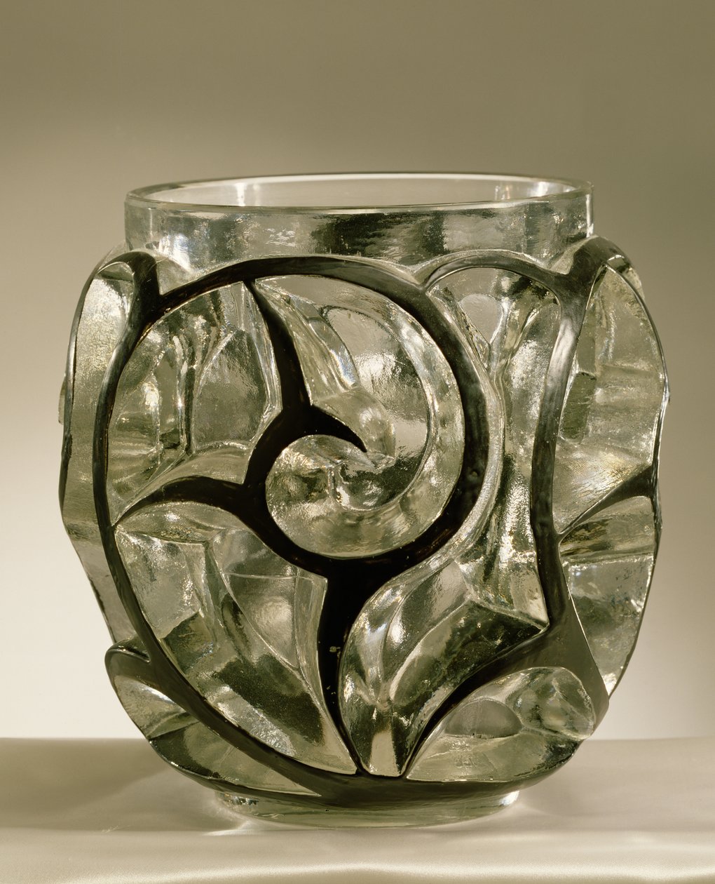 Wazon Whirlpool, 1926 (czarna emalia formowana tłocznie na przezroczystym szkle) autorstwa Rene Jules Lalique