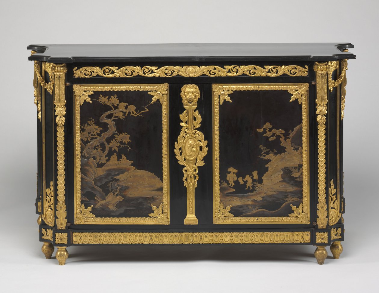 Komoda (komoda), ok. 1765-1770 (heban fornir z japońskimi panelami lakierniczymi, oprawy z pozłacanego brązu i marmurowy blat) autorstwa Rene Dubois