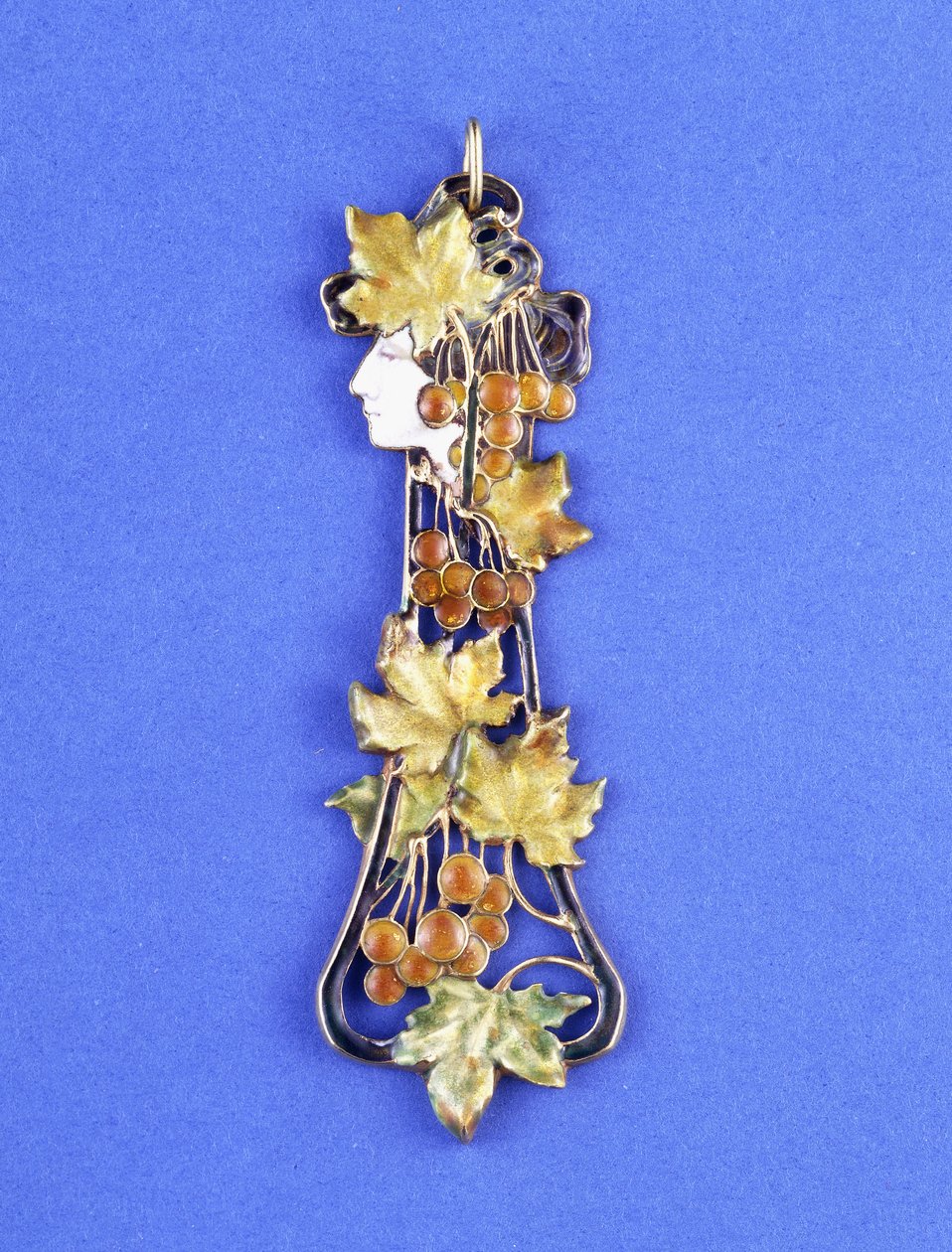 Wisiorek Lalique, uformowany jako głowa dziewczyny w stylu secesyjnym z profilu, ok. 1900 (metal, emalia) autorstwa Rene Jules Lalique