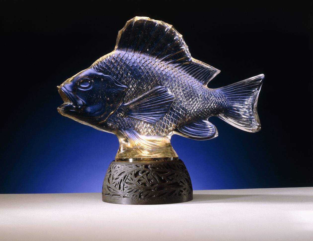 Karp z płetwą grzbietową i ogonem autorstwa Rene Jules Lalique
