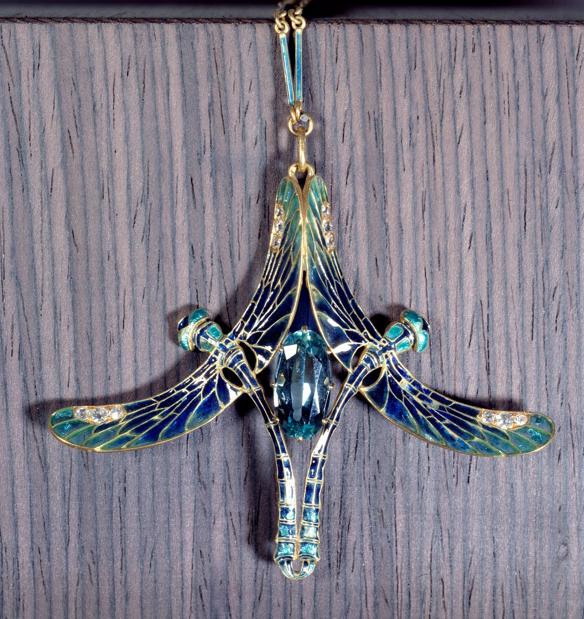 Art Nouveau: wisiorek „” Ważka”” z akwamarynu, złota i emalii, Jules Rene Lalique (1860-1945) Paryż, Musee d