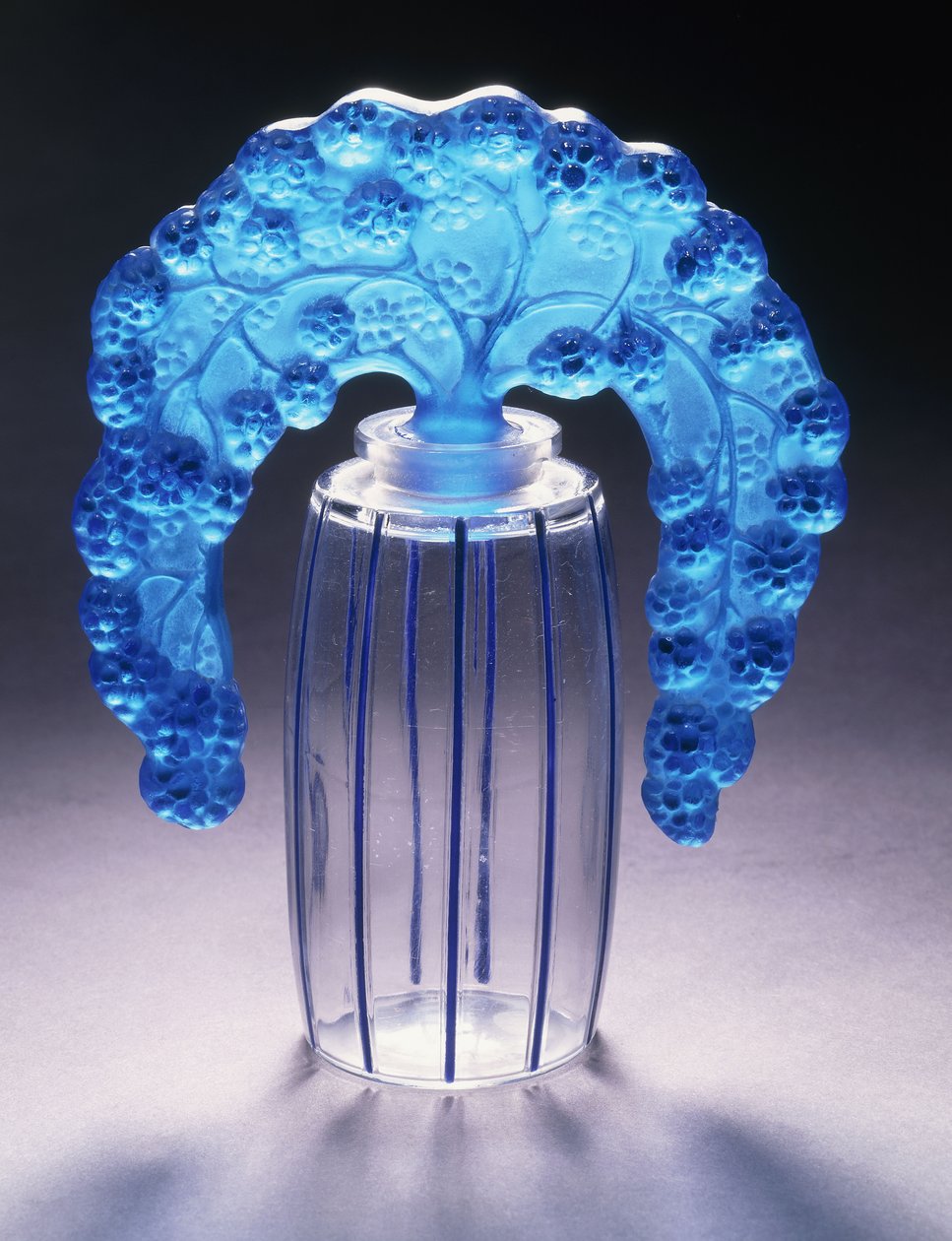 Bouchons Mures nr 495, ok.1920 (szkło bezbarwne i emaliowane na niebiesko) autorstwa Rene Jules Lalique