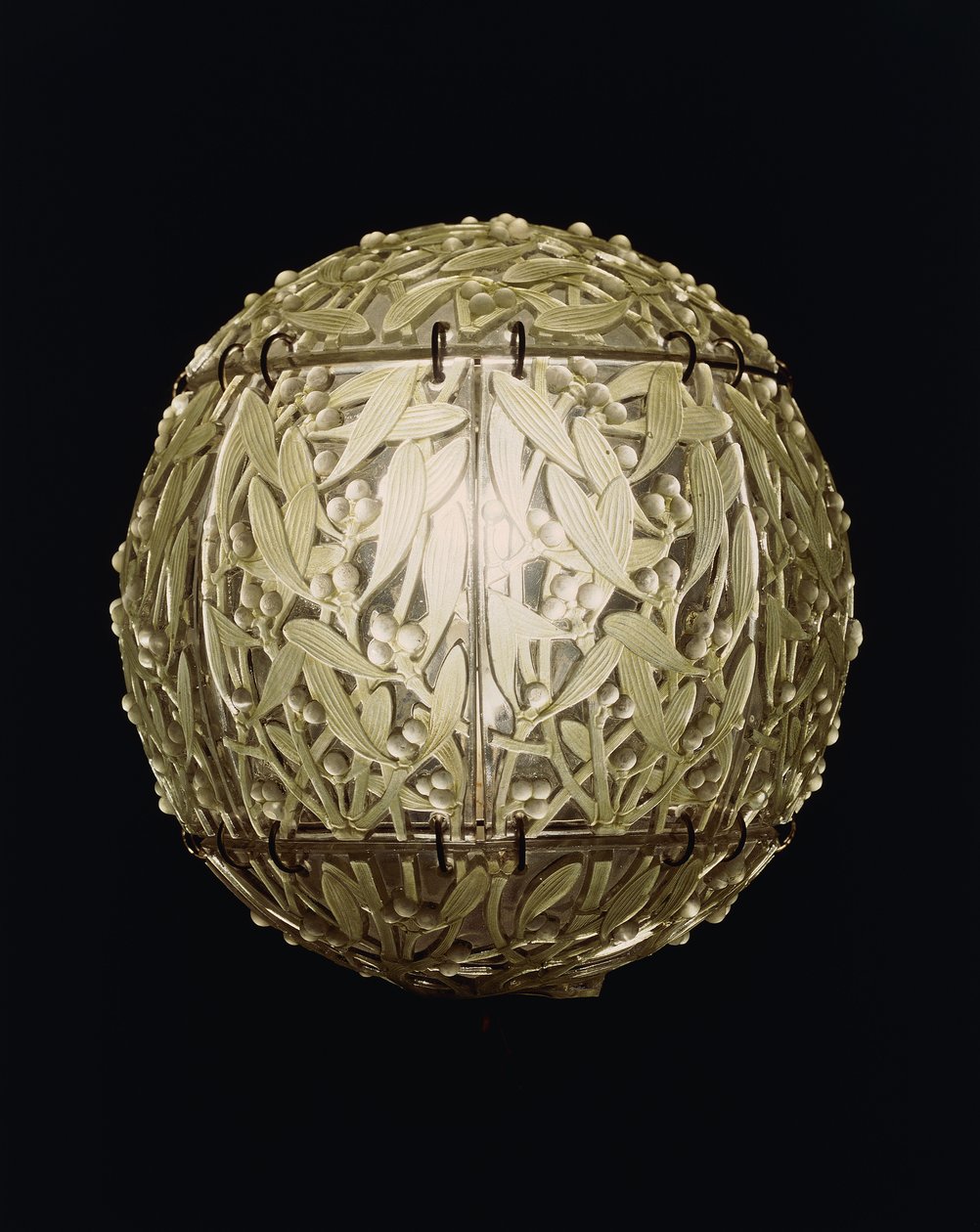 Boule de Gui, poplamiony na zielono wiszący klosz, autorstwa Rene Jules Lalique