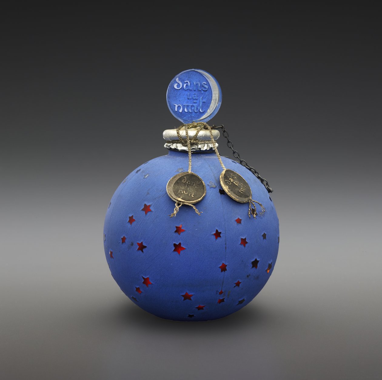 Dans la Nuit, butelka zaprojektowana 1924, wykonana ok. 1930 (szkło, emalia, papier, złocone i metaliczne nici) autorstwa Rene Jules Lalique