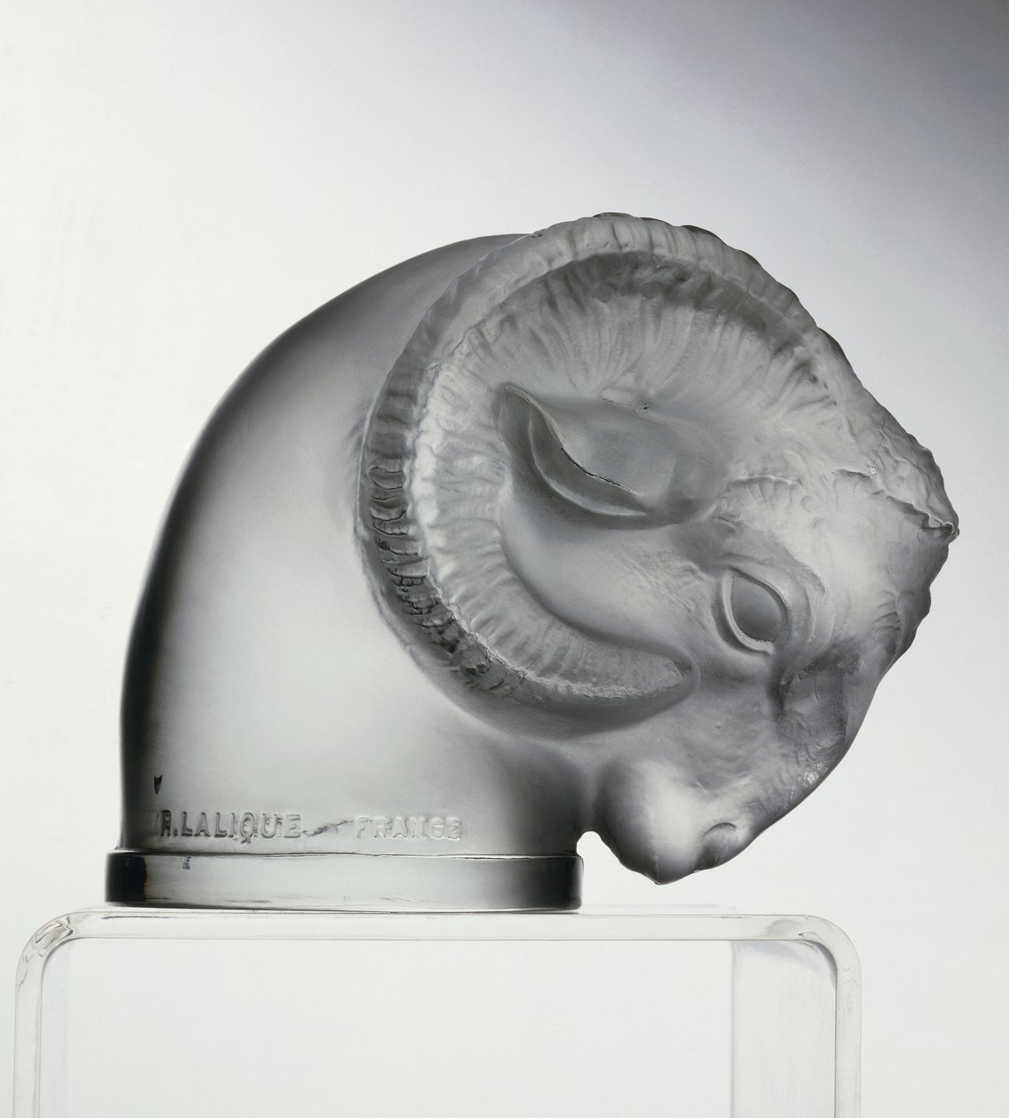 Głowa Rami autorstwa Rene Jules Lalique