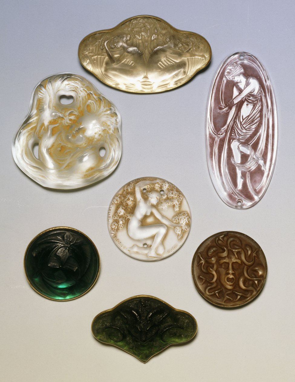 Różne szklane broszki, pieczęcie i wisiorki autorstwa Rene Jules Lalique
