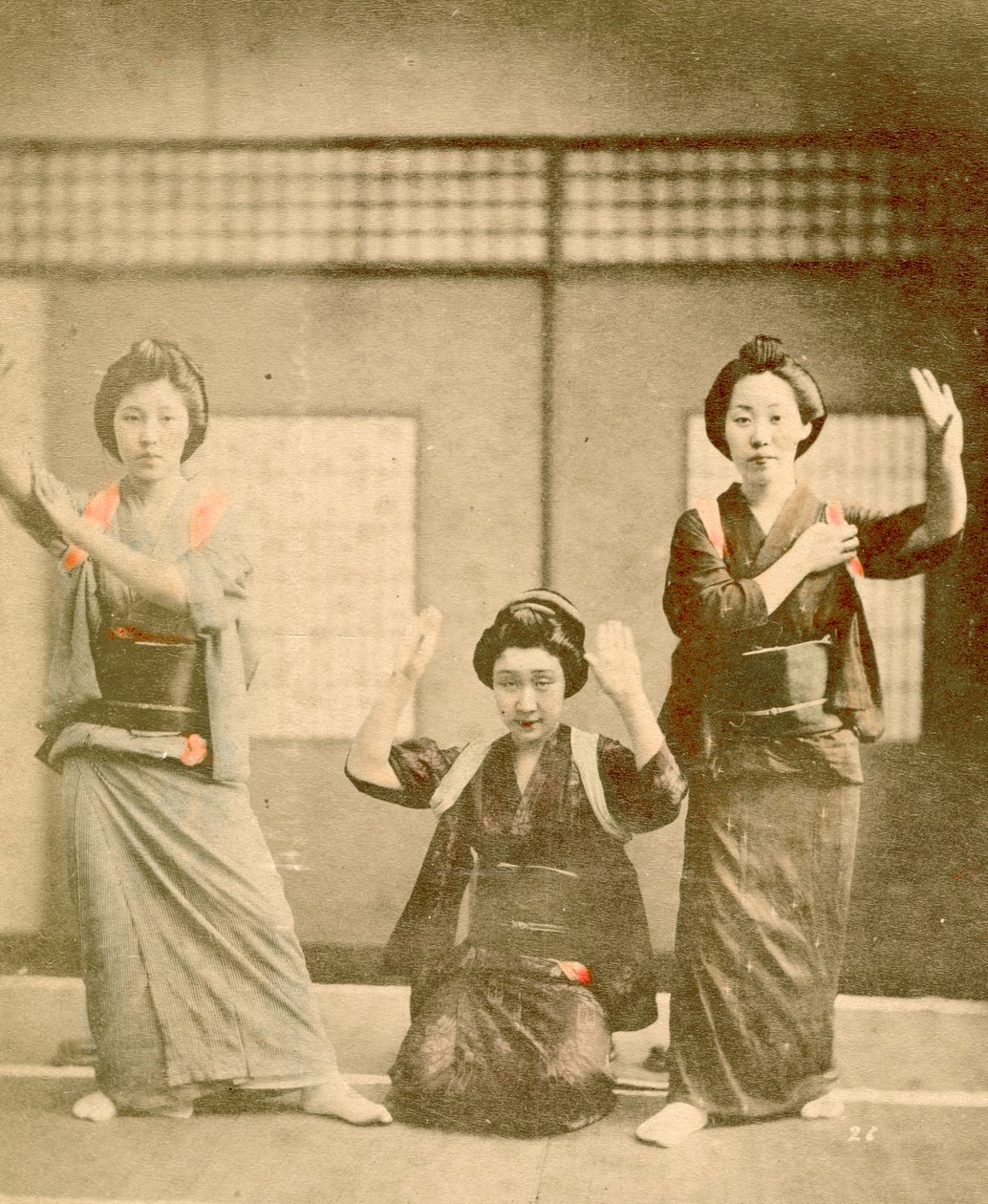 Dziewczyny tańczące ok. 1896 (zdjęcie) autorstwa Renjo Shimooka