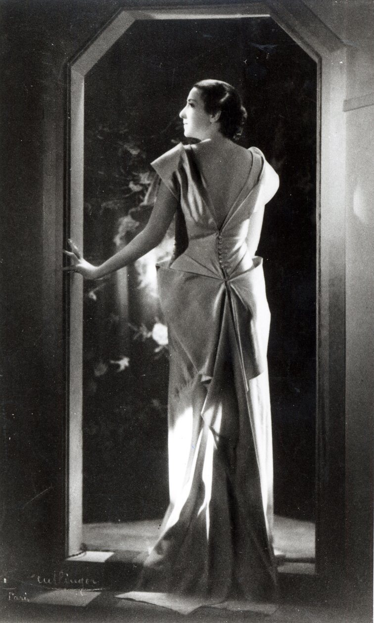Sukienka zaprojektowana przez Madeleine Vionnet (1876-1975) autorstwa Reutlinger Studio