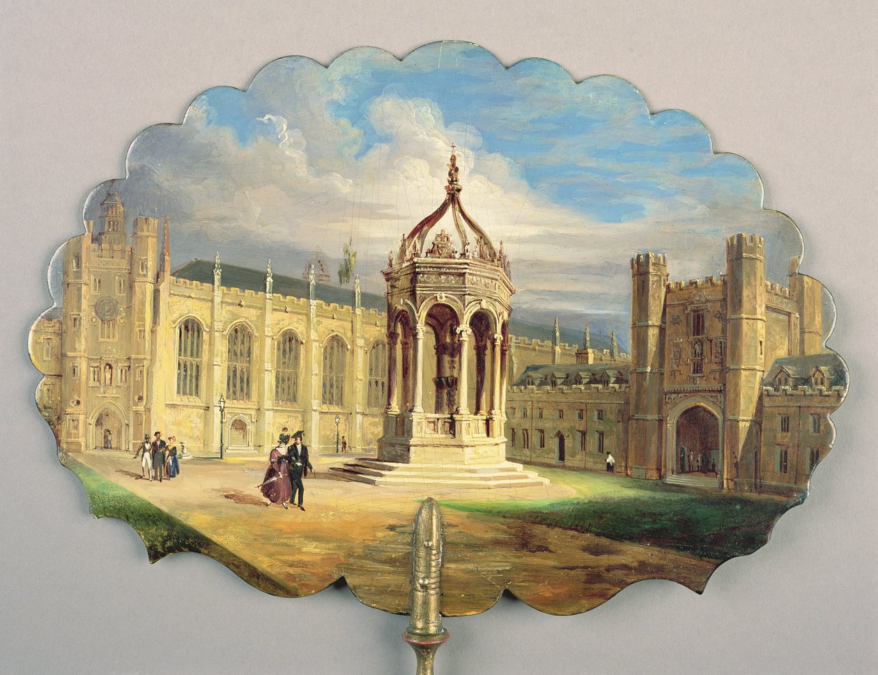 Wiktoriański ekran ze sceną fontanny w Trinity College Great Court, Cambridge (papier mache) autorstwa Richard Phene and Benjamin W. Spiers