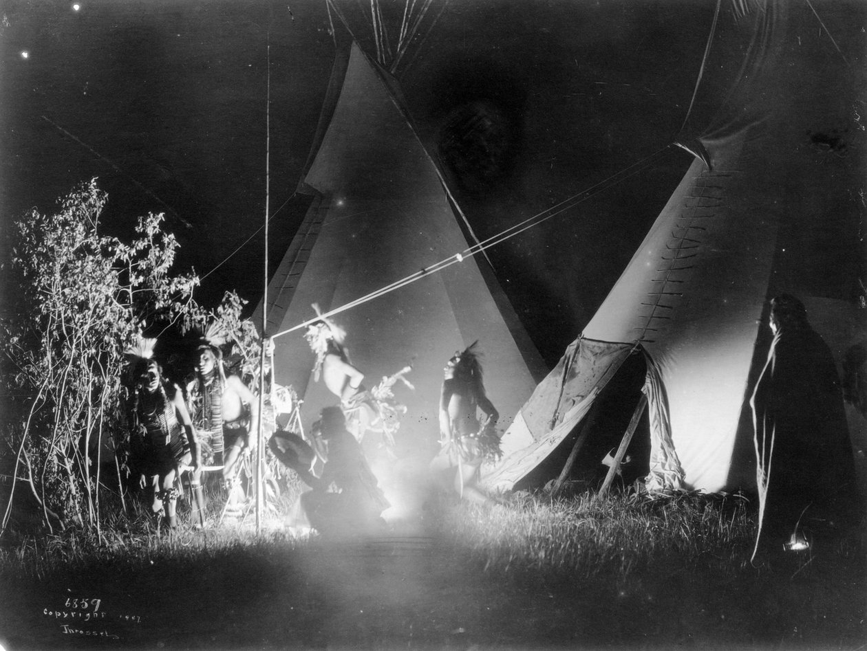 Taniec w blasku ognia, 1907 autorstwa Richard Throssel