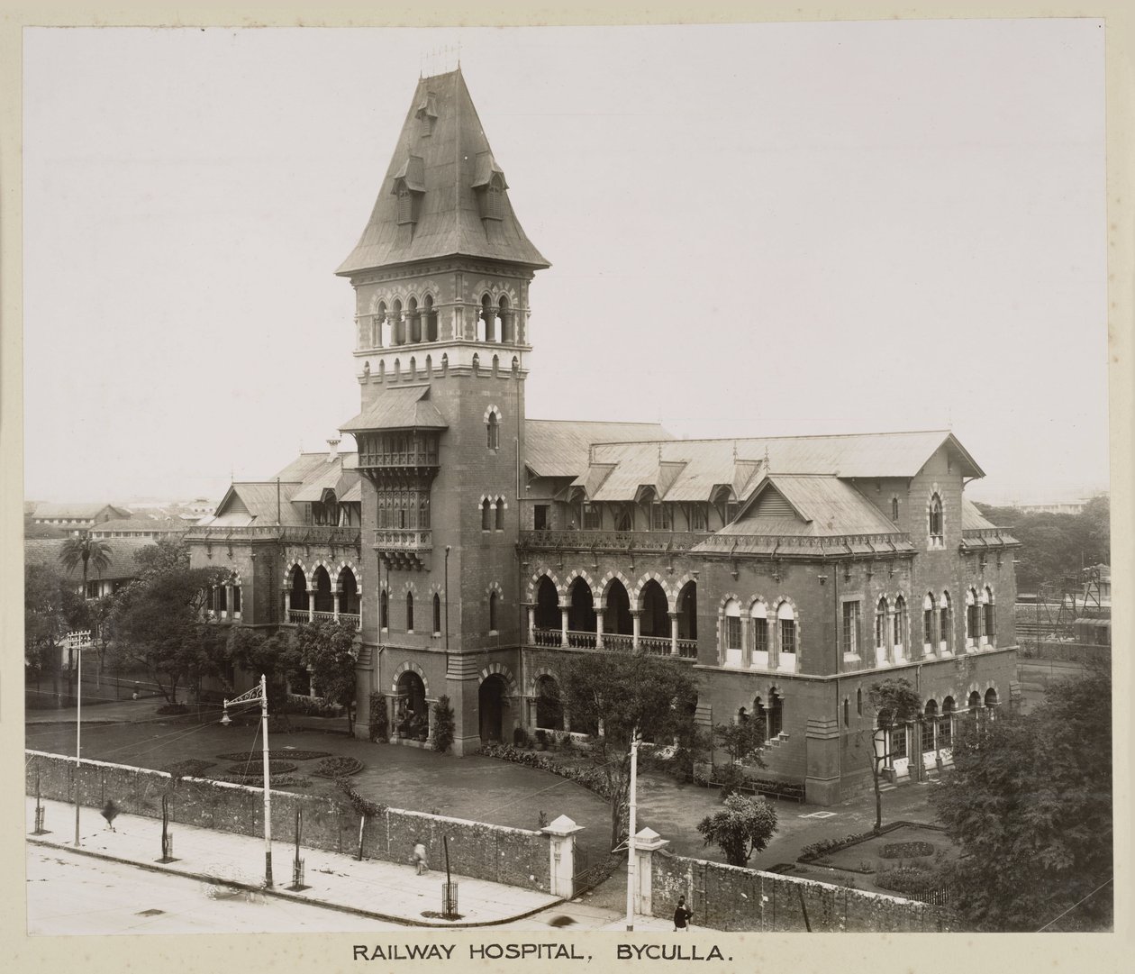 Szpitale Szpital kolejowy Byculla, Indie, ok. 1930 r. autorstwa John Pardon