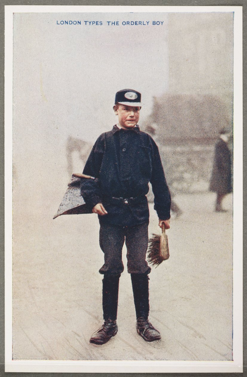 Typy londyńskie: The Orderly Boy”, ok. 1914 Reprodukcja kolorowej fotografii uporządkowanego chłopca, sprzątacza ulic z patelnią i pędzlem na ulicach Londynu, wykonana przez nieznanego fotografa i opublikowana w książce zatytułowanej „London In Color Fotog autorstwa John Pardon