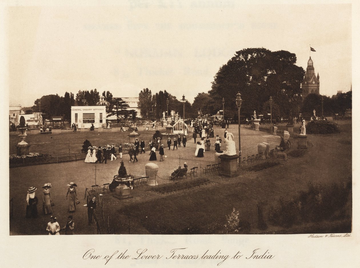 Ludzie relaksujący się w Crystal Palace Park, Sydenham autorstwa John Pardon