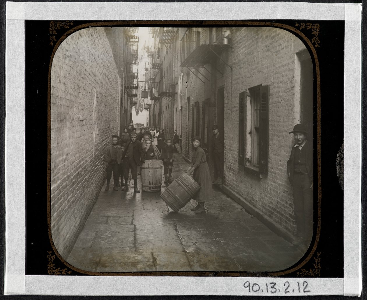 Gotham Court, 38 Cherry Street, ok. 1890 (srebrny odbitka żelatynowa) autorstwa Richard Hoe Lawrence
