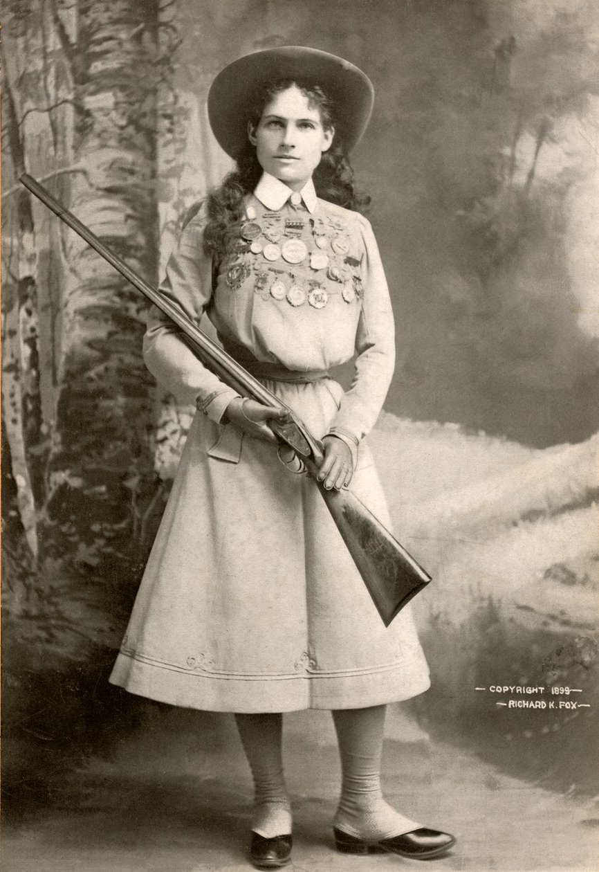 Annie Oakley z karabinem autorstwa Richard Kyle Fox