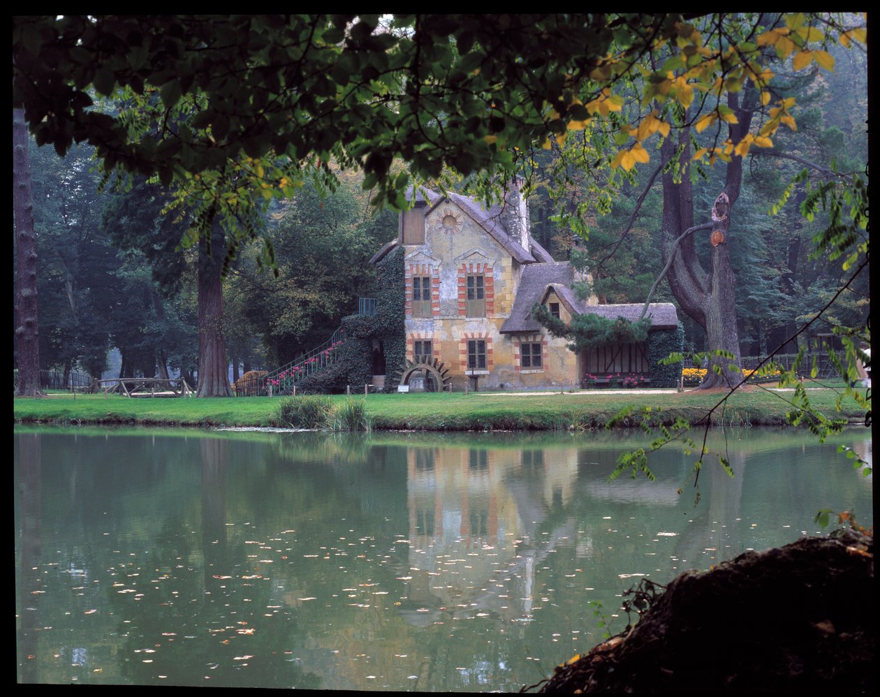 Hameau de la Reine - La Maison de la Reine w Hameau de la Reine Marie Antoinette, w parku Chateau de Versailles. autorstwa Richard Mique
