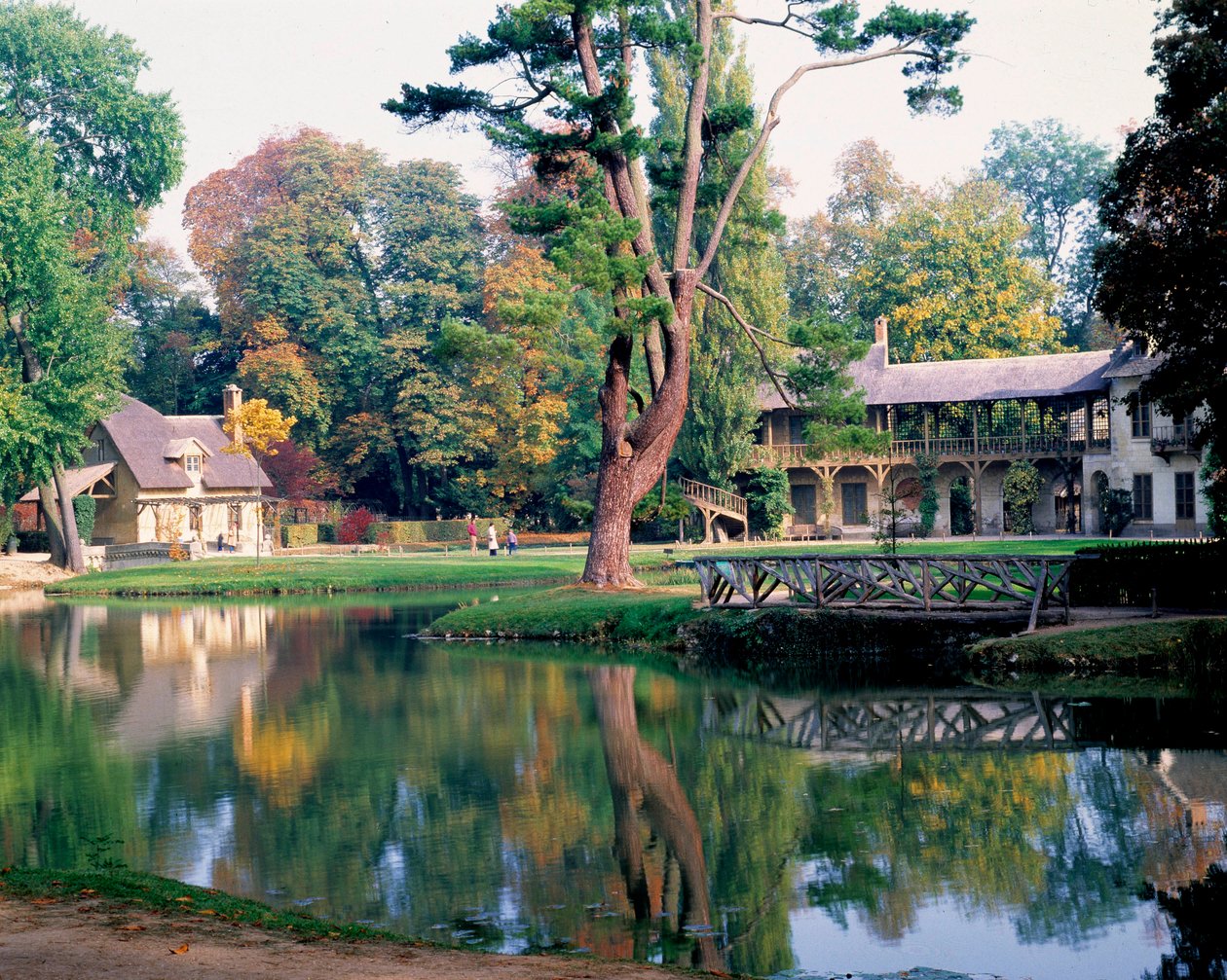 Dom Królowej w przysiółku królowej Marii Antoniny, w parku Chateau de Versailles. autorstwa Richard Mique