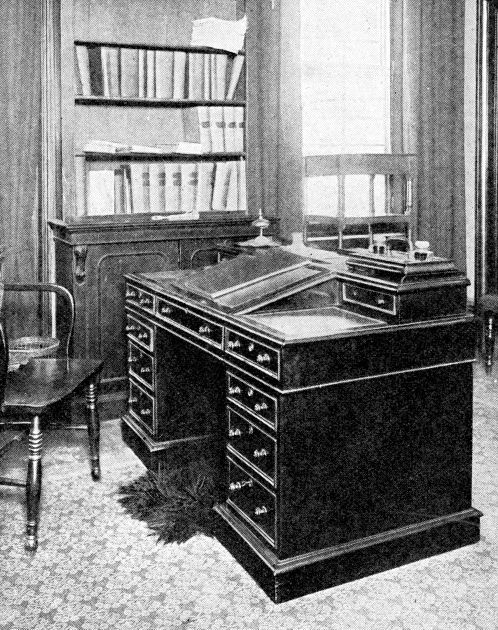 Krzesło i biurko Charlesa Dickensa, używane w Gadshill, 1923. autorstwa Rischgitz Collection