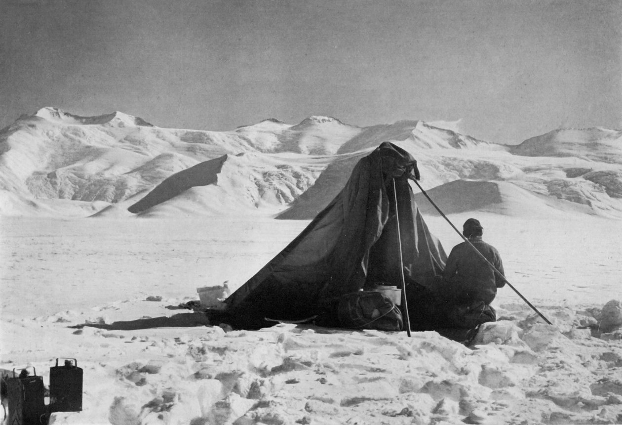 Dr Wilson szkicujący na lodowcu Beardmore, 13 grudnia 1911, 1913 autorstwa Robert Falcon Scott