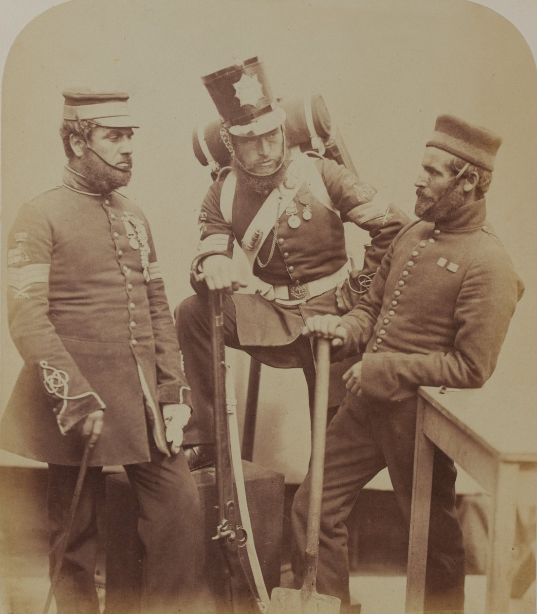 Sierżanci kolorów J. Stanton, Kester Knight i W. Bruce, Royal Sapers and Miners, 1856 (zdjęcie w sepii) autorstwa Robert Howlett