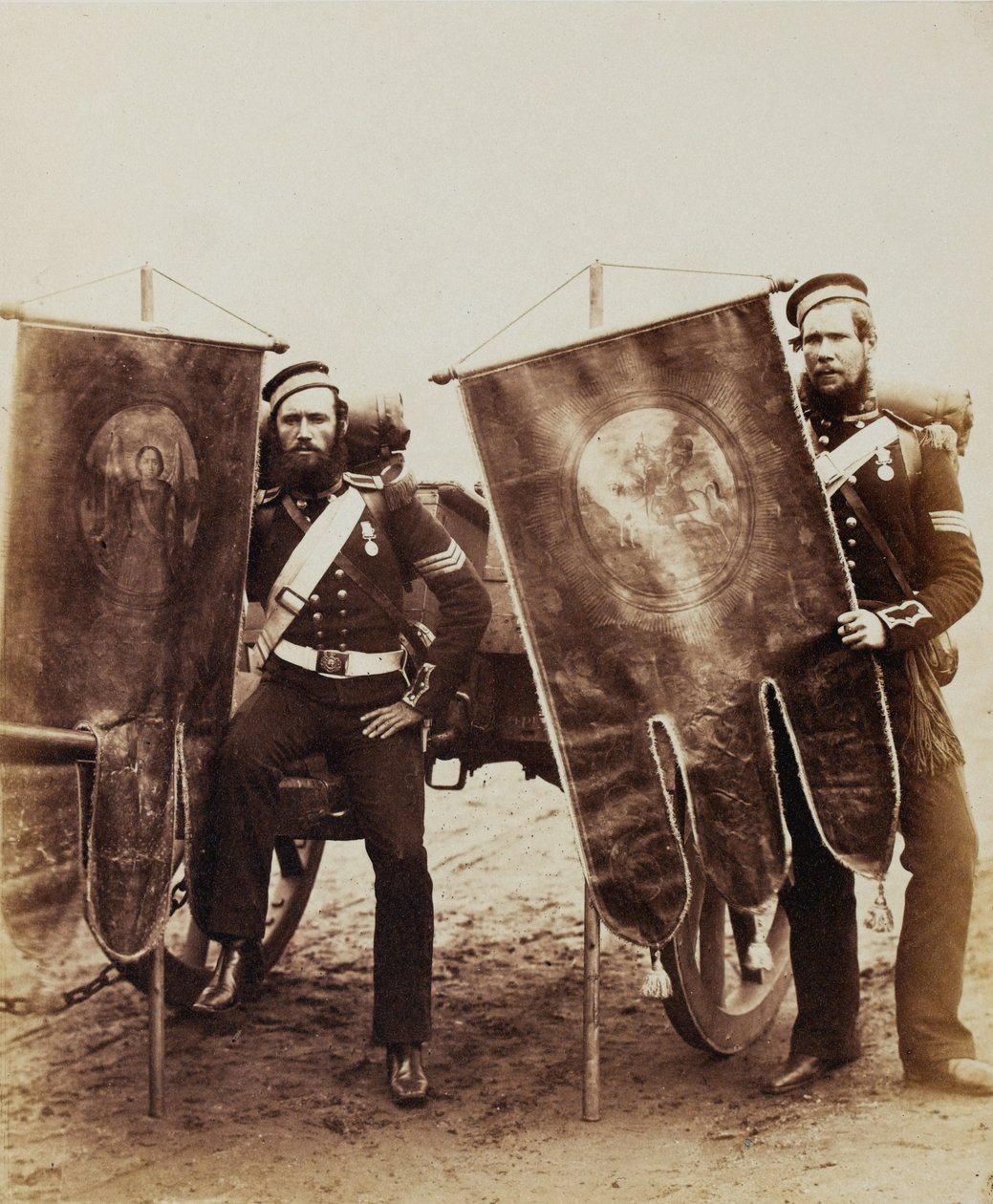 Kompania sierżant Christy i sierżant McGifford, Royal Artillery, 1856 (zdjęcie w sepii) autorstwa Robert Howlett