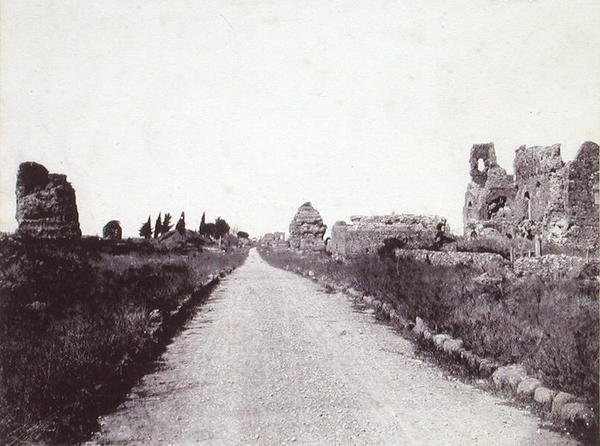 Widok na Via Appia Antica (zdjęcie czarno-białe) autorstwa Robert MacPherson