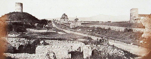 Widok na Via Appia Antica (zdjęcie czarno-białe) autorstwa Robert MacPherson