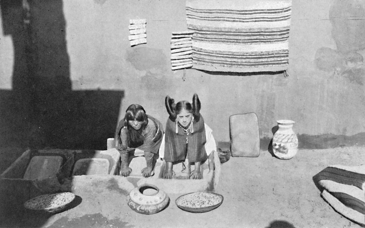 Indianki Hopi mielące mąkę kukurydzianą, Walpi, Arizona, 1912 autorstwa Robert Wilson Shufeldt