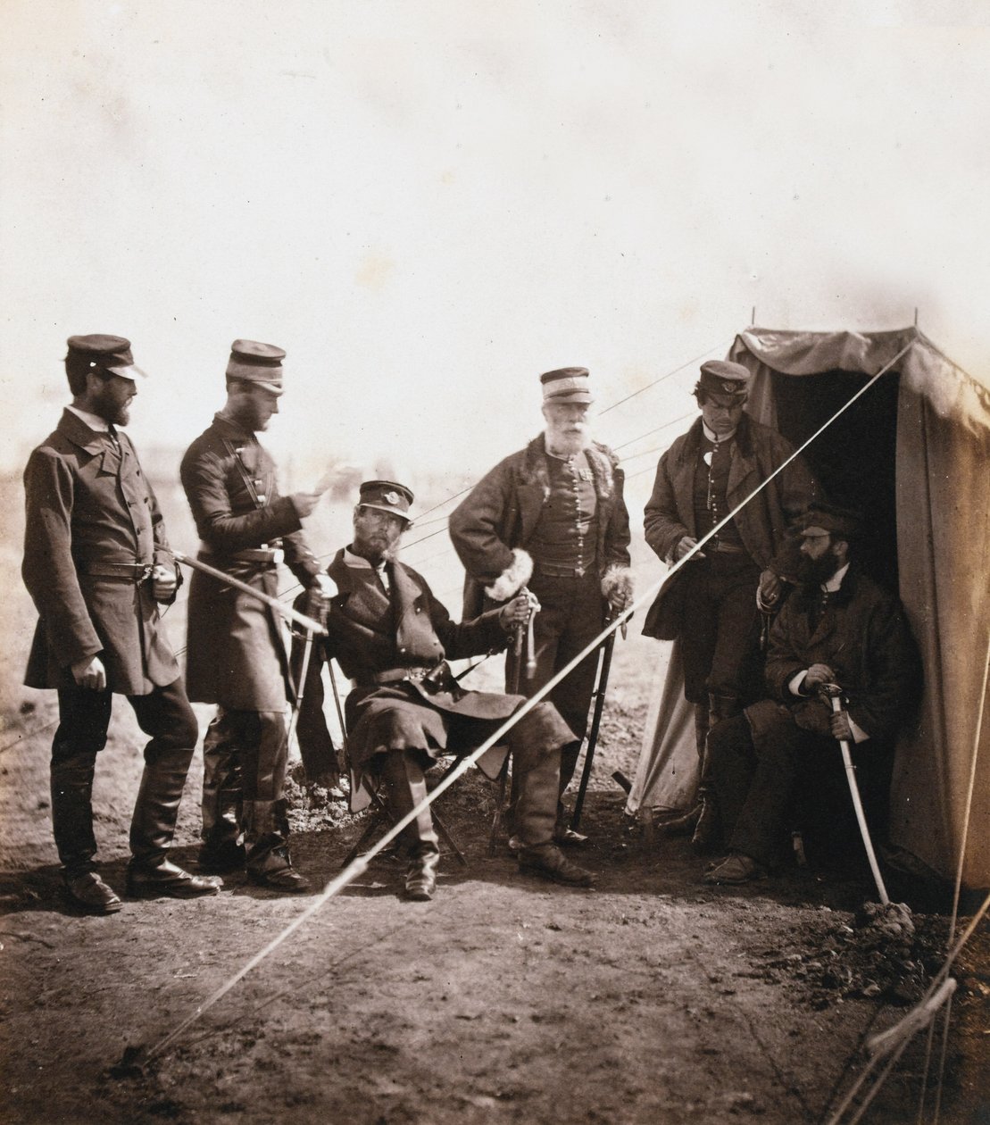 Generał brygady Philip Macpherson i oficerowie 4. Dywizji, z albumu 52 fotografii związanych z wojną krymską, 1855 autorstwa Roger Fenton
