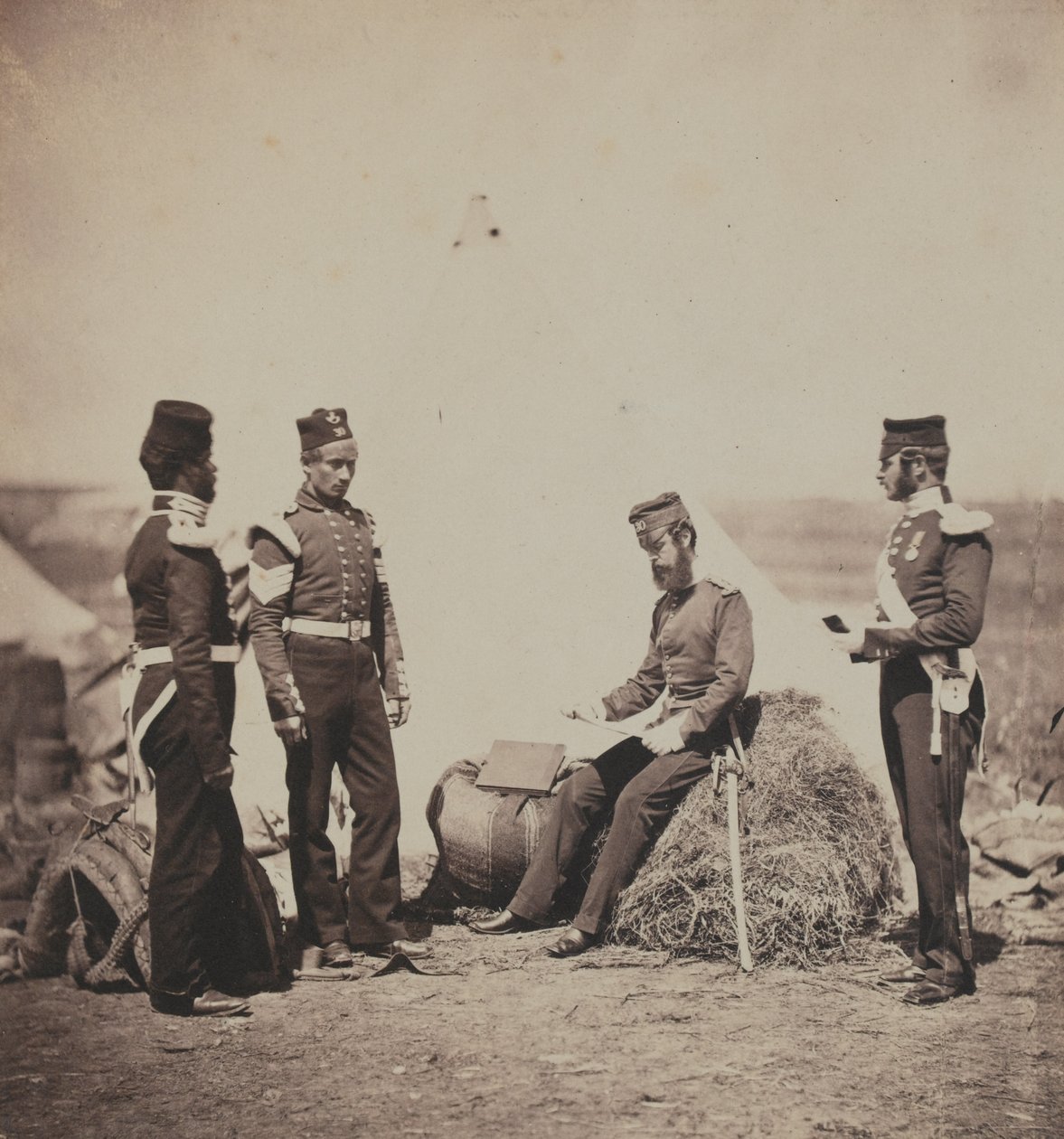 Kapitan Mark Walker, 30 Pułk Piechoty (The Cambridgeshire), Reading General Orders, z albumu 52 fotografii związanych z wojną krymską, 1855 autorstwa Roger Fenton