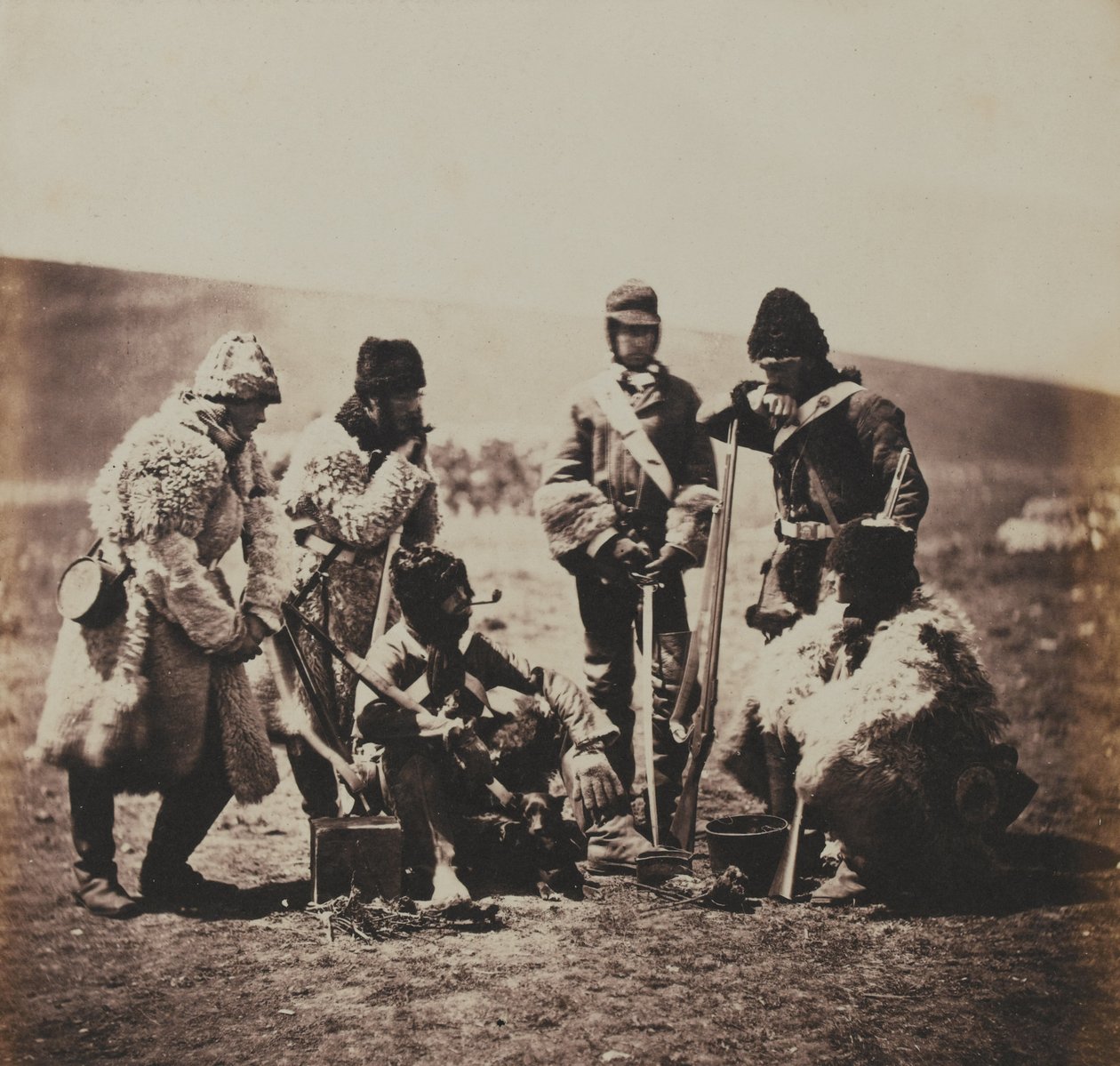 Kapitan Pechell i mężczyźni z 77. (East Middlesex) Regiment of Foot in Winter Dress, z albumu 52 fotografii związanych z wojną krymską autorstwa Roger Fenton