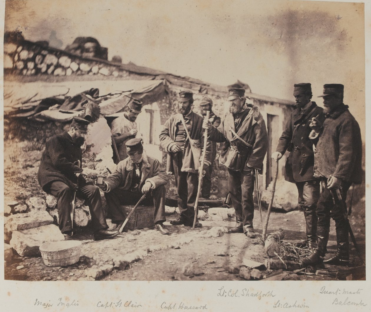 Podpułkownik Thomas Shadforth i oficerowie 57 pułku piechoty (West Middlesex), z albumu 52 fotografii związanych z wojną krymską, 1855 autorstwa Roger Fenton