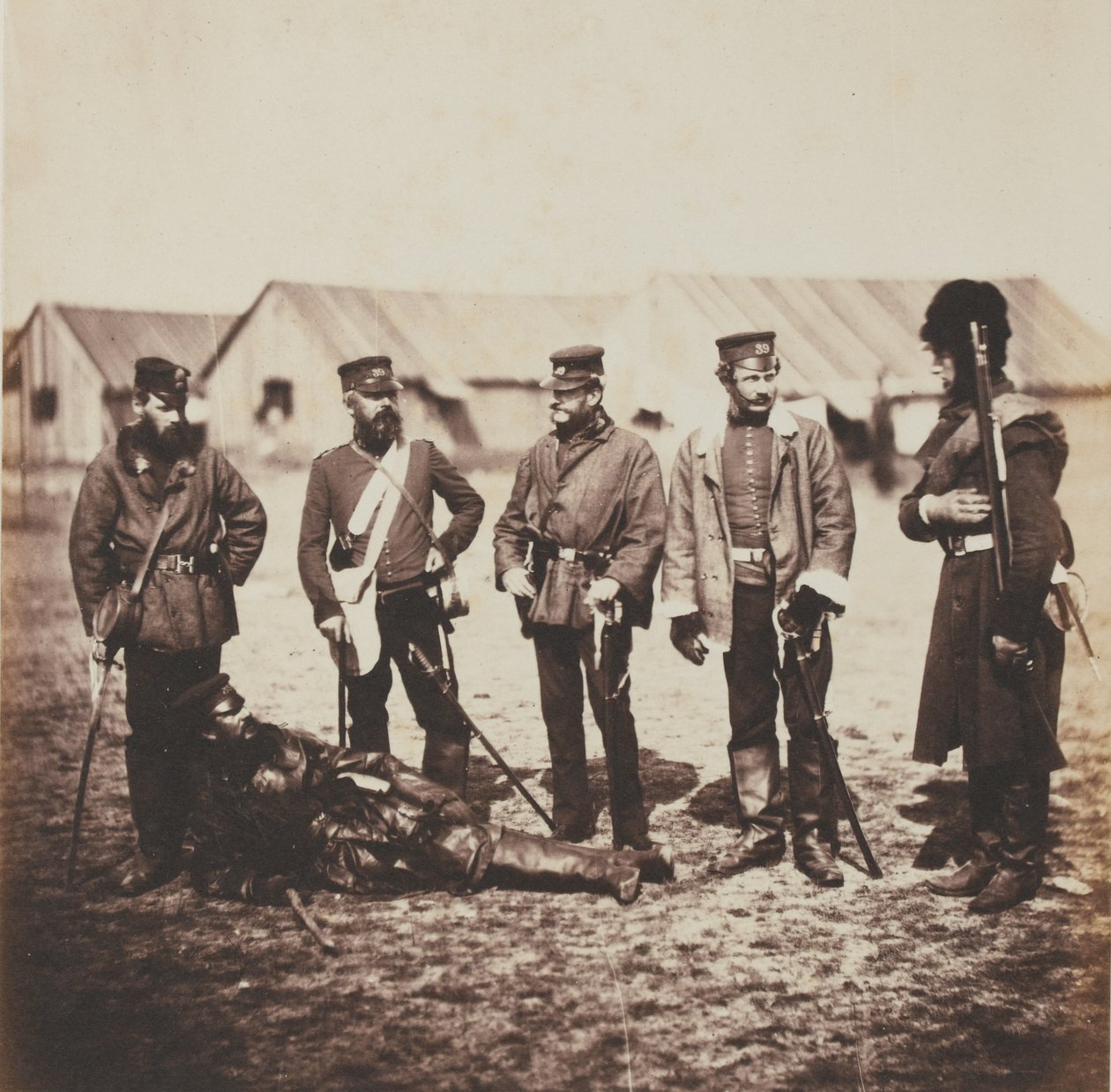 Generał porucznik William Munro i oficerowie 39. (Dorsetshire) Regiment of Foot, z albumu 52 fotografii związanych z wojną krymską, 1855 autorstwa Roger Fenton